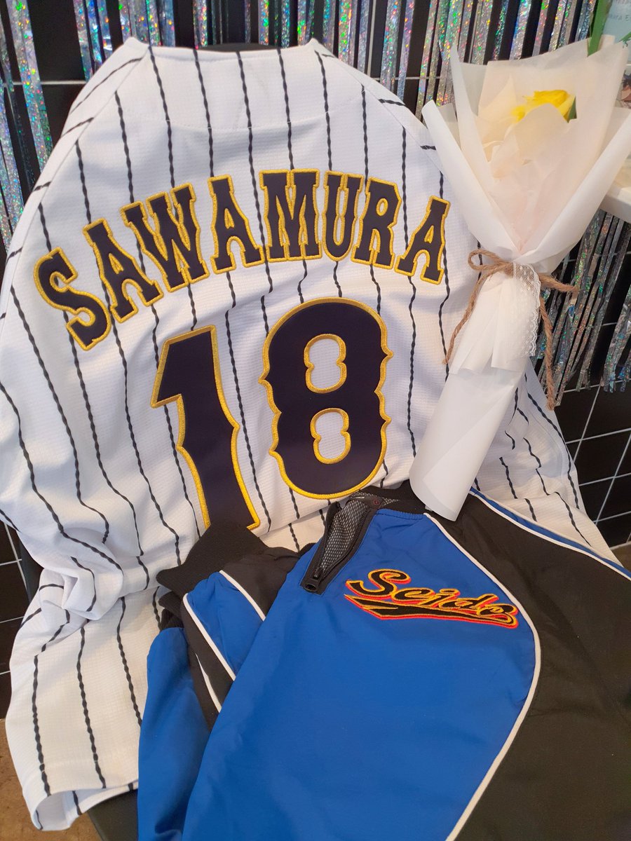 SWMR_HBD515's tweet photo. ⚾️ 시바견님께서 개인소장품인 사와무라 국대 유니폼을 전시 요청해주셔서 전시해두었습니다~! 그리고 많은 분들이 🌻꽃다발🌻을 건네주고 가셨는데 색상을 전부 노란색으로 맞춰주셔서 전시존이 화사해졌어요🥺💛 감사합니다!! https://t.co/Y8R0V3ezXP