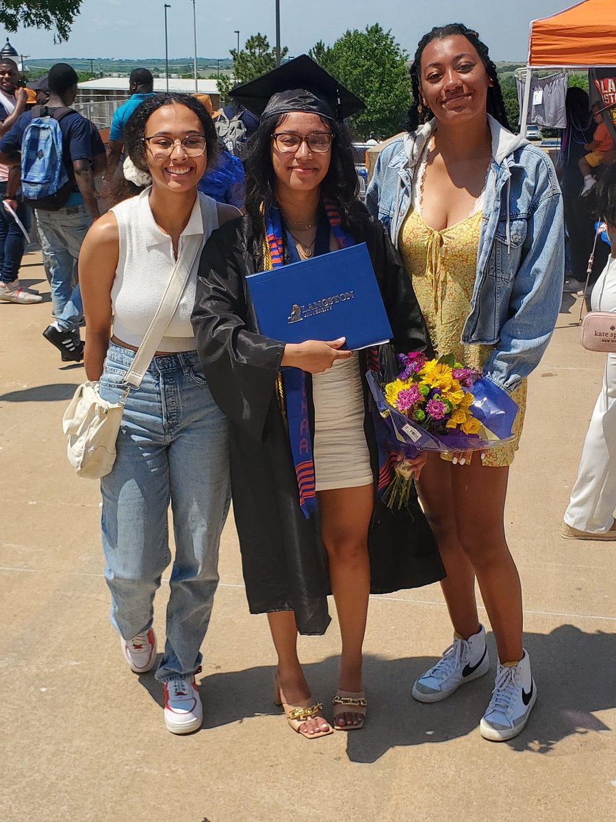 miracletheepony's tweet photo. 3 years and 1 bachelor’s degree later👩🏽‍🎓 https://t.co/qZRrGU449f