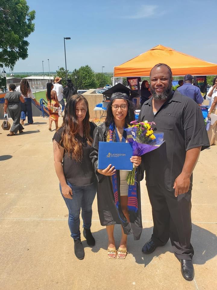 miracletheepony's tweet photo. 3 years and 1 bachelor’s degree later👩🏽‍🎓 https://t.co/qZRrGU449f
