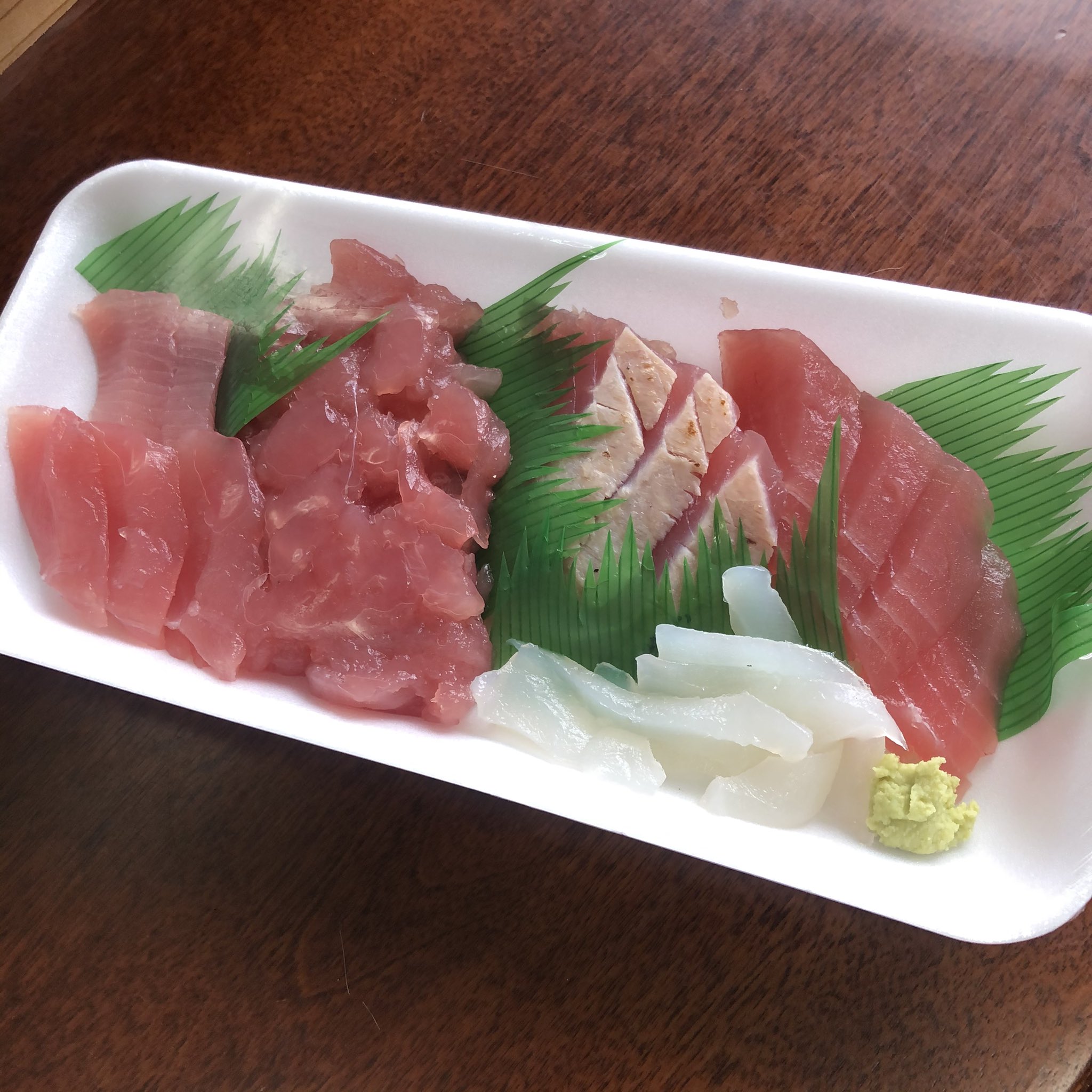 南紀勝浦温泉旅館組合 トバヤマさんのマグロです なんと 全部で900円 お得過ぎます 1枚目のまぐろとイカの お刺身セットは500円 2枚目のまぐろのタタキは0円 3枚目のまぐろフライはは0円 安くて美味しくてお腹いっぱい マグロが食べれて幸せ 南紀勝浦温泉旅館組合 トバヤマさんのマグロです なんと 全部で900円 お得過ぎます 1枚目のまぐろとイカの お刺身セットは500円 2枚目のまぐろのタタキは0円 3枚目のまぐろフライはは0円 安くて美味しくてお腹いっぱい マグロが食べれて幸せ