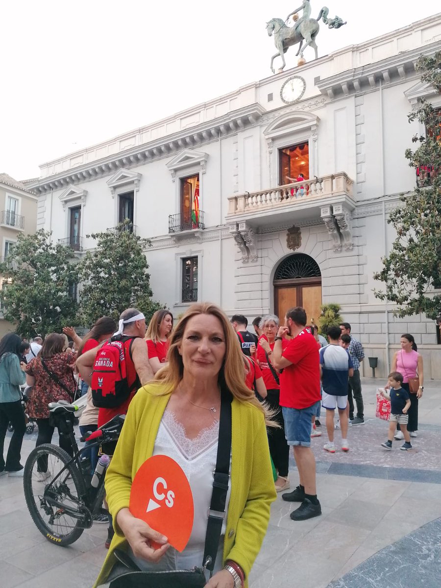 CsGranada's tweet photo. 🏀 Nuestra cabeza de lista al Parlamento, @ConchaInsua, siguiendo la rúa de los campeones. ¡Vamos @FundacionCBG!, que somos @ACBCOM https://t.co/9jhcdMpJy4