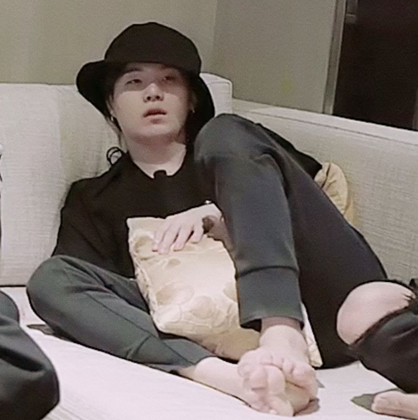 DDewwandi's tweet photo. @lo_ovebts Even I'm a girl..I use to sit as the way Yoongi do😂💔 https://t.co/lPzS2k8I7p