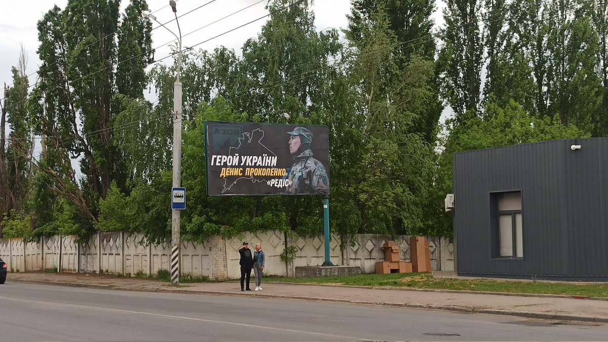 nc_poltava's tweet photo. 🔰 Ми вирішили розмістити на вулицях Полтави банери, з нагадуванням про неймовірну силу і відданість Героїв, котрі стримують мокшанську навалу у Маріуполі.  

⬇️Детальніше⬇️
https://t.co/yEdFVSjopH https://t.co/E9uVnjU6K6