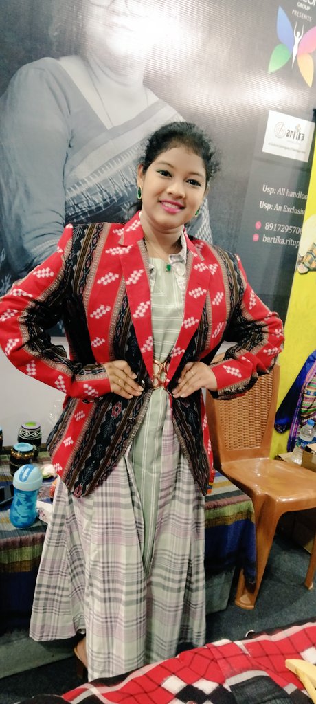 LaxmipriyaActor's tweet photo. Our Westron Odiasha culture blezer I am proud of our culture and dress. #handloomfashion #ilovehandloom #odikala #sambalpuridress #iwearhandloom
#OdishaHandloom #Pasapalli #SambalpuriSilk #indianhandloom
#SambalpuriDress
#WomensBusinessMela
#laxmipriyasahoo https://t.co/DMC4uSUnDN
