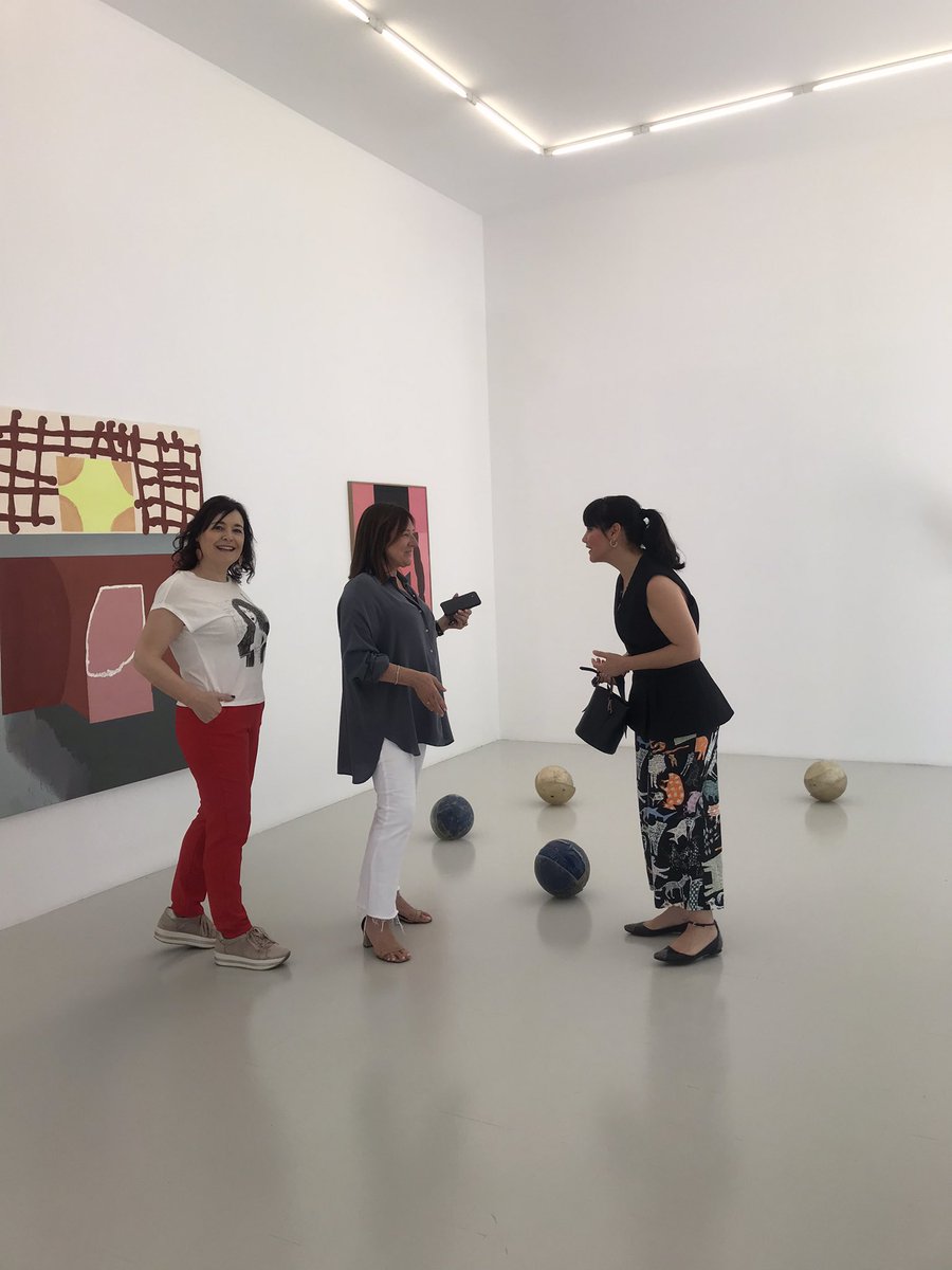Un placer escuchar a MAngeles Sánchez Rigal de Galeria Art9 su trayectoria como galerista y su actual exposición. #Arte #murcia #mujeresOmep con <a href="/BotellaCarmen/">Carmen Botella</a>