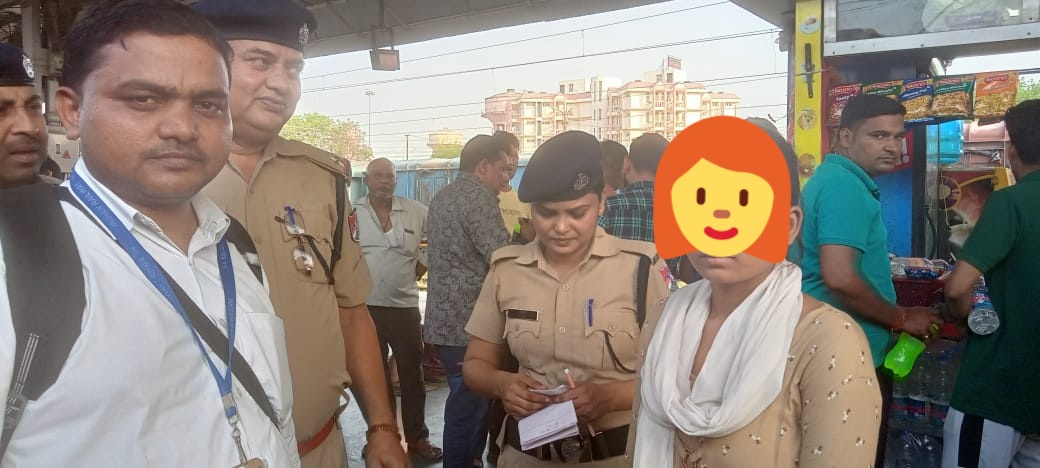 irtcso's tweet photo. @PMOIndia
@RailMinIndia
@AshwiniVaishnaw
@IR_CRB
@GM_NRly
@drm_lko
@CMuttarprad3sh
@RailwayChildInd
@PTI_News
@ndtvindia

#TTEs_Saves_Children
Santosh Kumar TTE
Shahganj/LKO Divn./N.RLY
detected left home lonely Girl in 11056 Exp,
Handed over to RPF at PRYJ
Brought back Smiles🥰 https://t.co/i2AHP3Homr