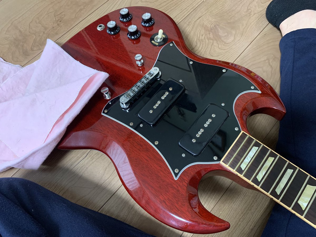 KEN98747203's tweet photo. 職場の棚に置きっぱなしだったSGを持ち帰ってメンテナンスしてる。ごめんよ、しばらく弾いてなくて…
思い切ってトラスロッドを回す。ギブソン系は8mmのパイプレンチ
#gibsonSG #ギブソン #leftyguitar #レフティ #ギター #トラスロッド #trussrod https://t.co/dxWeCjLWuA