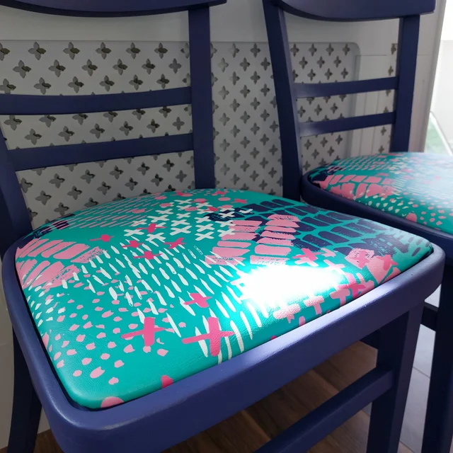 🎨♻ IDÉE - UPCYCLING ♻🎨 
Superbe transformation de deux vieilles chaises totalement défraîchies... on adore le résultat ! 👌🥰💕 
(via knittedowl88)