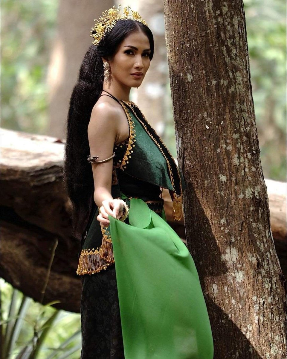 anizayoe's tweet photo. Hantu cantik Badarawuhi Gacoan di film 𝙆𝙆𝙉 𝘿𝙞 𝘿𝙚𝙨𝙖 𝙋𝙚𝙣𝙖𝙧𝙞 ternyata di perankan oleh 𝘼𝙪𝙡𝙞𝙖 𝙎𝙖𝙧𝙖𝙝 loohh 😍💕
Siapa yang salfok juga waktu nonton ??? 💁🏻‍♀️😆
Baca ceritanya disini ⤵️  https://t.co/AgNs6Ehh3J https://t.co/yCtUw3tZc4