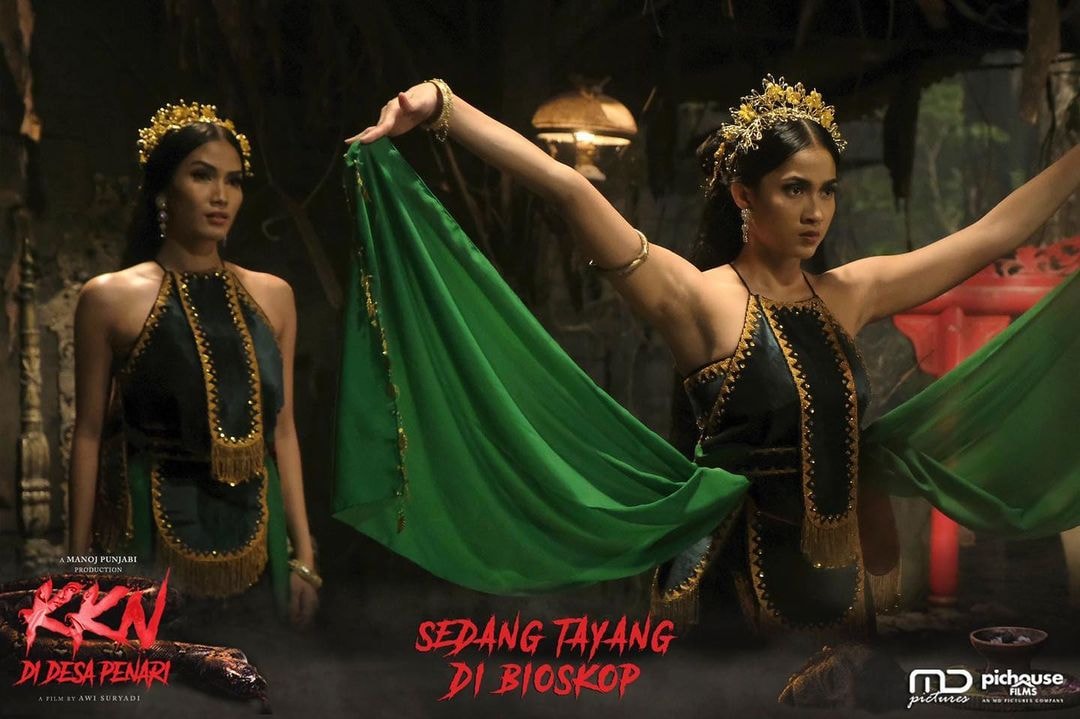 anizayoe's tweet photo. Hantu cantik Badarawuhi Gacoan di film 𝙆𝙆𝙉 𝘿𝙞 𝘿𝙚𝙨𝙖 𝙋𝙚𝙣𝙖𝙧𝙞 ternyata di perankan oleh 𝘼𝙪𝙡𝙞𝙖 𝙎𝙖𝙧𝙖𝙝 loohh 😍💕
Siapa yang salfok juga waktu nonton ??? 💁🏻‍♀️😆
Baca ceritanya disini ⤵️  https://t.co/AgNs6Ehh3J https://t.co/yCtUw3tZc4