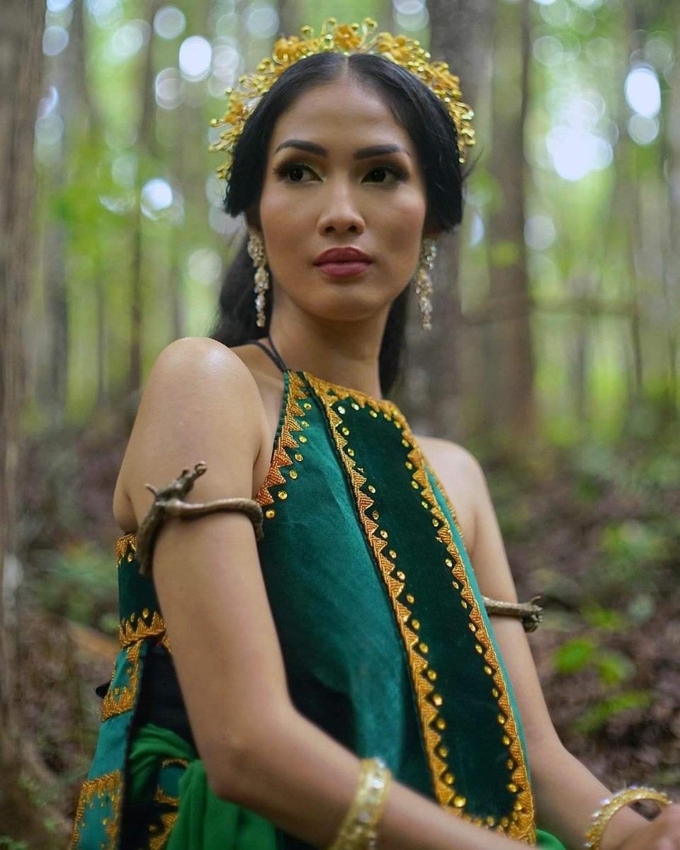 anizayoe's tweet photo. Hantu cantik Badarawuhi Gacoan di film 𝙆𝙆𝙉 𝘿𝙞 𝘿𝙚𝙨𝙖 𝙋𝙚𝙣𝙖𝙧𝙞 ternyata di perankan oleh 𝘼𝙪𝙡𝙞𝙖 𝙎𝙖𝙧𝙖𝙝 loohh 😍💕
Siapa yang salfok juga waktu nonton ??? 💁🏻‍♀️😆
Baca ceritanya disini ⤵️  https://t.co/AgNs6Ehh3J https://t.co/yCtUw3tZc4