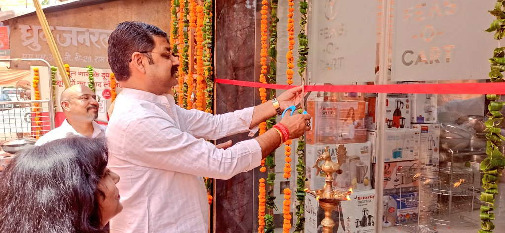 MLARiteshKGupta's tweet photo. रामगंगा विहार में स्थित #KITCHEN_GALLERY स्टोर का शुभारंभ किया।
इस अवसर पर स्टोर के स्वामी #शोभित_अग्रवाल जी को शुभकामनाएं एवं बधाई दी।
#BJP4UP https://t.co/ZEG5dEzbN5