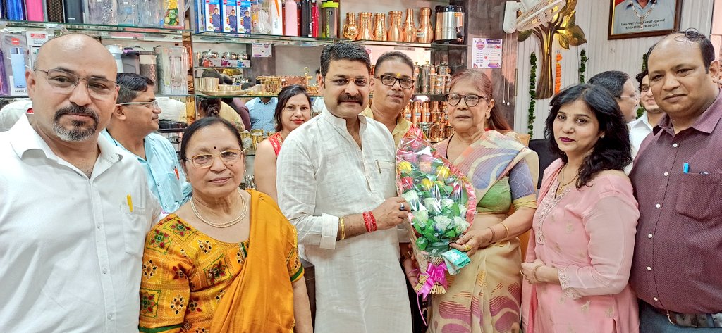MLARiteshKGupta's tweet photo. रामगंगा विहार में स्थित #KITCHEN_GALLERY स्टोर का शुभारंभ किया।
इस अवसर पर स्टोर के स्वामी #शोभित_अग्रवाल जी को शुभकामनाएं एवं बधाई दी।
#BJP4UP https://t.co/ZEG5dEzbN5