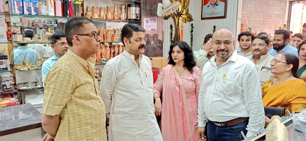 MLARiteshKGupta's tweet photo. रामगंगा विहार में स्थित #KITCHEN_GALLERY स्टोर का शुभारंभ किया।
इस अवसर पर स्टोर के स्वामी #शोभित_अग्रवाल जी को शुभकामनाएं एवं बधाई दी।
#BJP4UP https://t.co/ZEG5dEzbN5