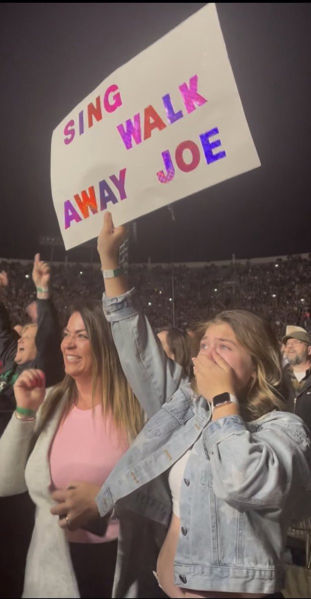 Jennife30206465's tweet photo. I may not have gotten to see the queen on Friday😢, Mr.Yearwood put on a show,I’m so blessed I got to see Garth at two shows and Trisha at one ❤️my ask Garth is, would you like to trade hats? What do you think/feel when Trisha makes her grand entrance? #askgarth @ThatSamOlson https://t.co/kf1KSCL4OF