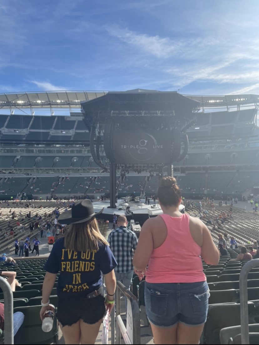 Jennife30206465's tweet photo. I may not have gotten to see the queen on Friday😢, Mr.Yearwood put on a show,I’m so blessed I got to see Garth at two shows and Trisha at one ❤️my ask Garth is, would you like to trade hats? What do you think/feel when Trisha makes her grand entrance? #askgarth @ThatSamOlson https://t.co/kf1KSCL4OF