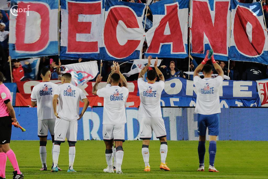 Nacional's tweet photo. Salud salud, Pueblo Oriental 🔵⚪️🔴

#ElClubGigante #Decano1Solo #123Años https://t.co/IK0IWlrchY