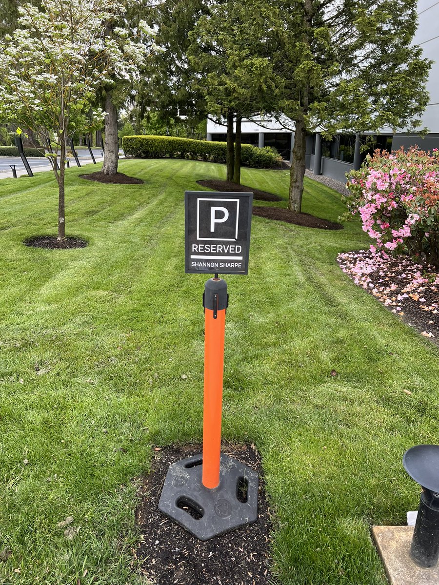 rkrantz24's tweet photo. @ShannonSharpe why you only got a temp parking spot??? https://t.co/mJkAkwpJdh