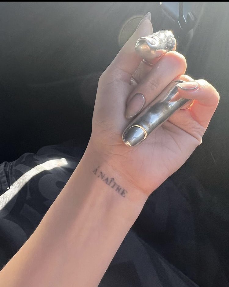 The fingers are giving #DoveCameron