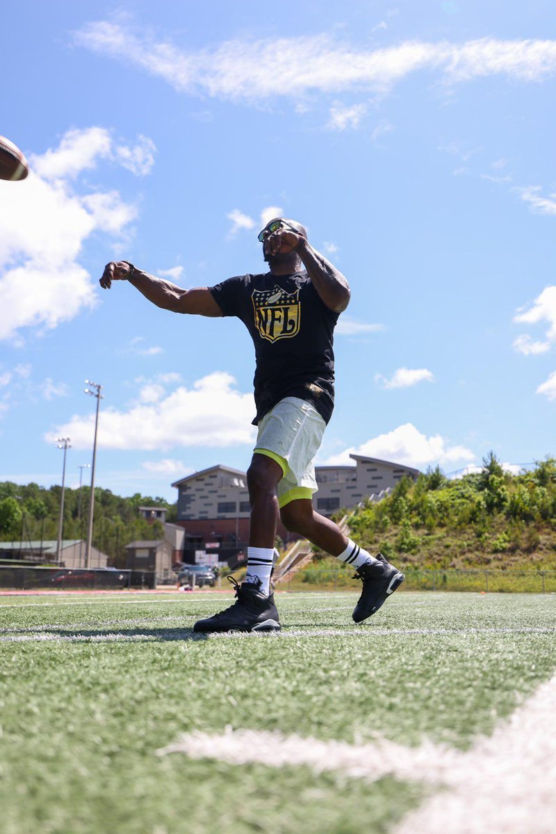 LeagueLevel's tweet photo. WR Coach/Specialist @WideoutVille
"League Level, That's the Status"
#LeagueLevel #WR #Touchdown #Coach #Football #Wideouts #Field #NFL #Vision https://t.co/zDdJXJq87R