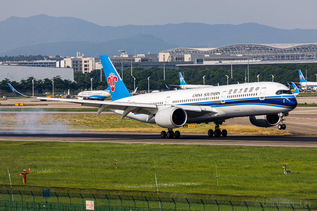 lin_universe's tweet photo. China Southern Airline A359 Reg:B-308T Landing in #ZGGG
By the way, it was the first #A350 for China Southern Airline
#Avgeeks https://t.co/bf3Ys4A0Ue