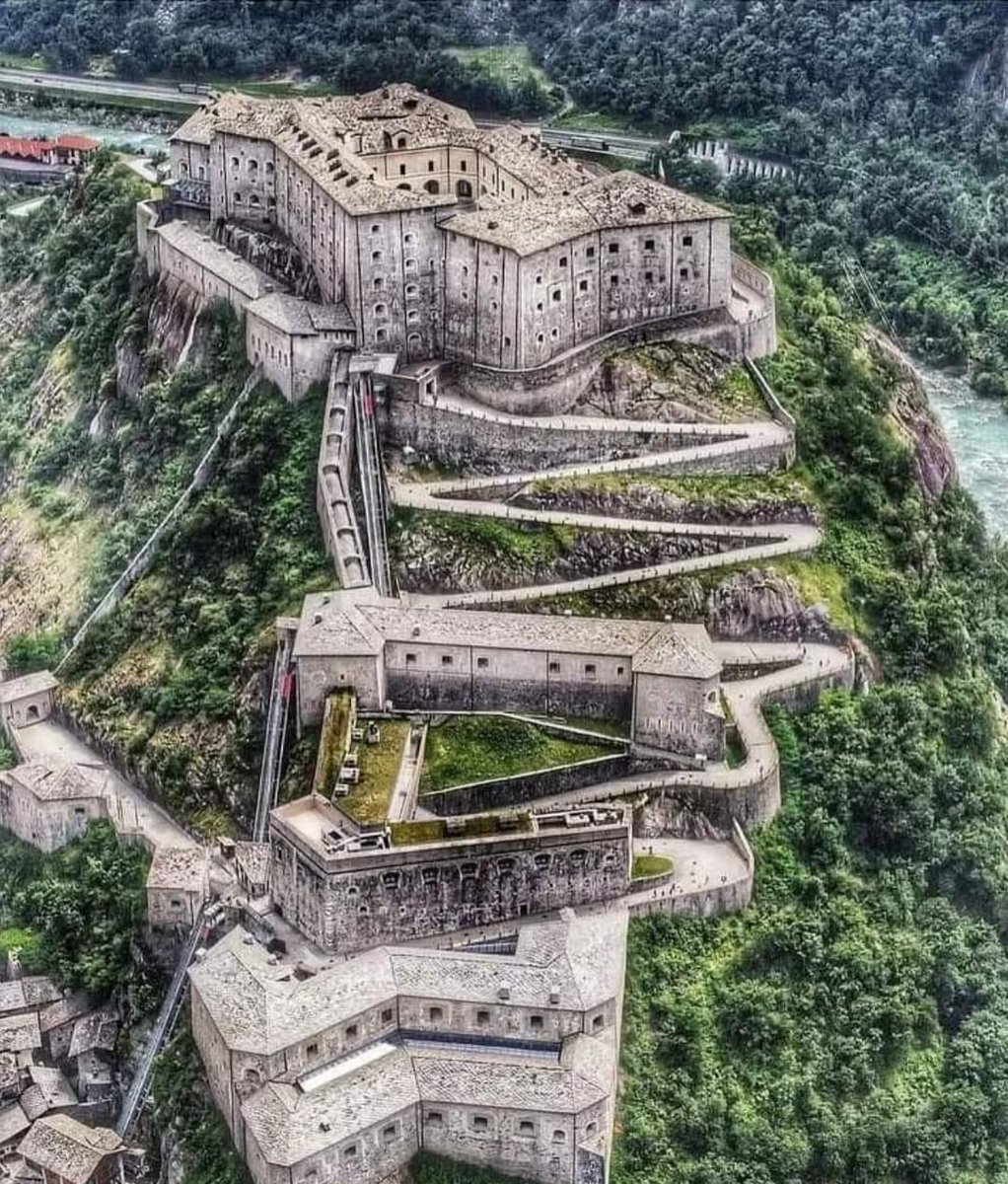 histories_arch's tweet photo. Fort Bard in Aosta Valley region of northwestern Italy. Current fortifications were built by Charles Albert of Savoy between 1830-1838.
It replaced a 10th-century castle that had, itself, been built on an earlier structure founded by Theodoric I in 5th century.

#archaeohistories https://t.co/6QLlMBtlyn