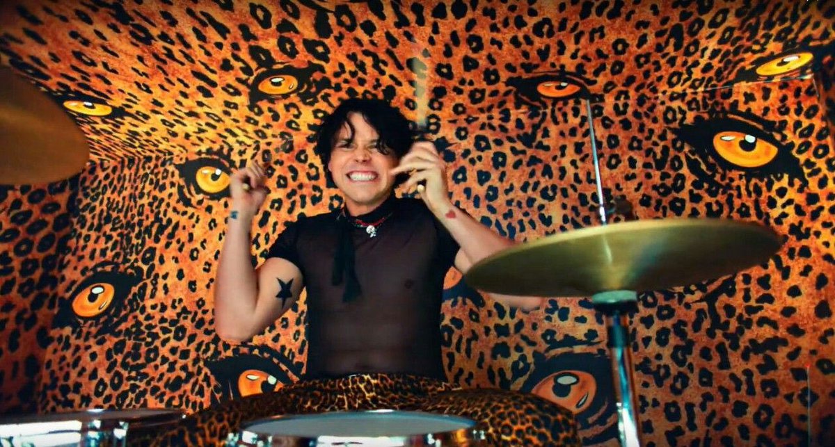 takemyblender's tweet photo. ashton irwin in the no shame mv lives in my head rent free https://t.co/8xEn0Pq00B