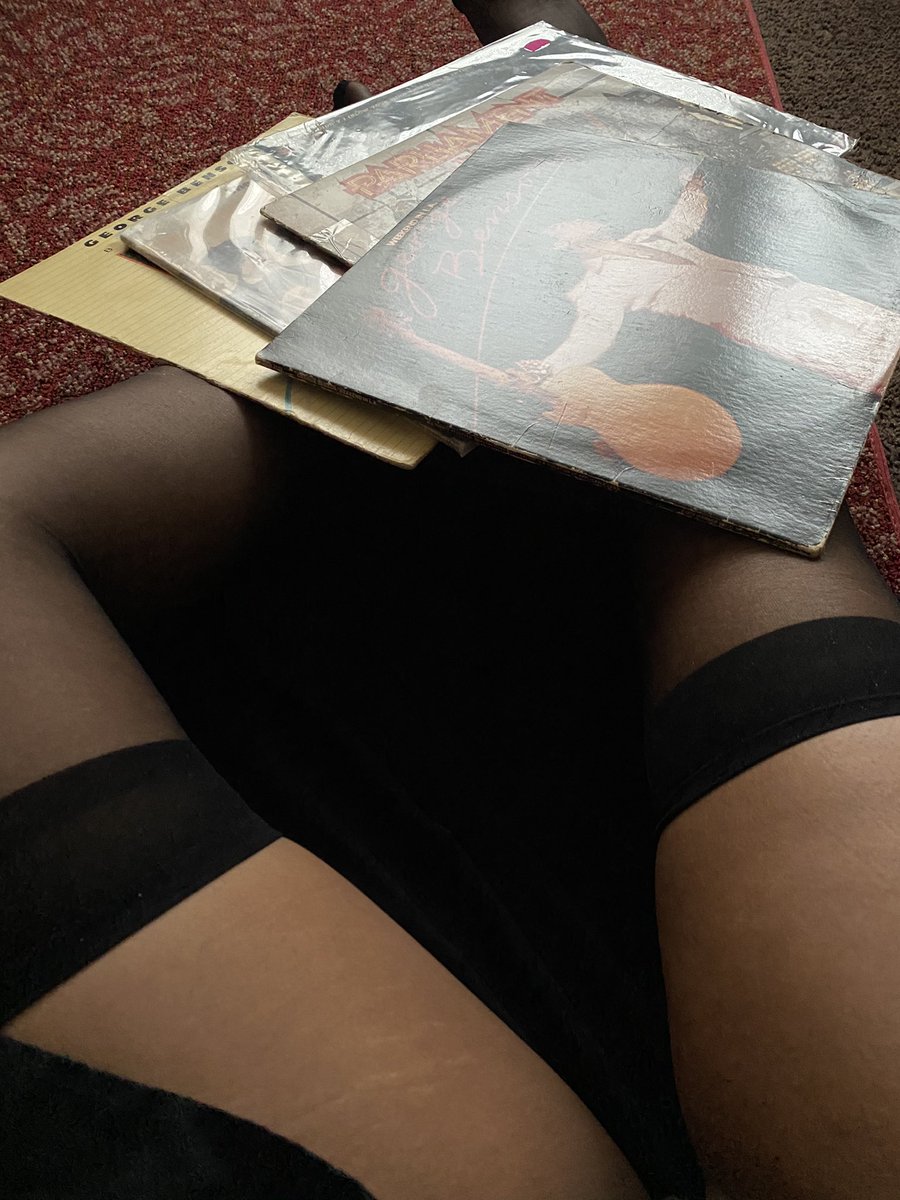 ebbysimone's tweet image. Pre-pregnancy I was planning on starting my vintage looks &amp;amp; vinyl blog. Now I’m fat so I’ll just reminisce for now 😂