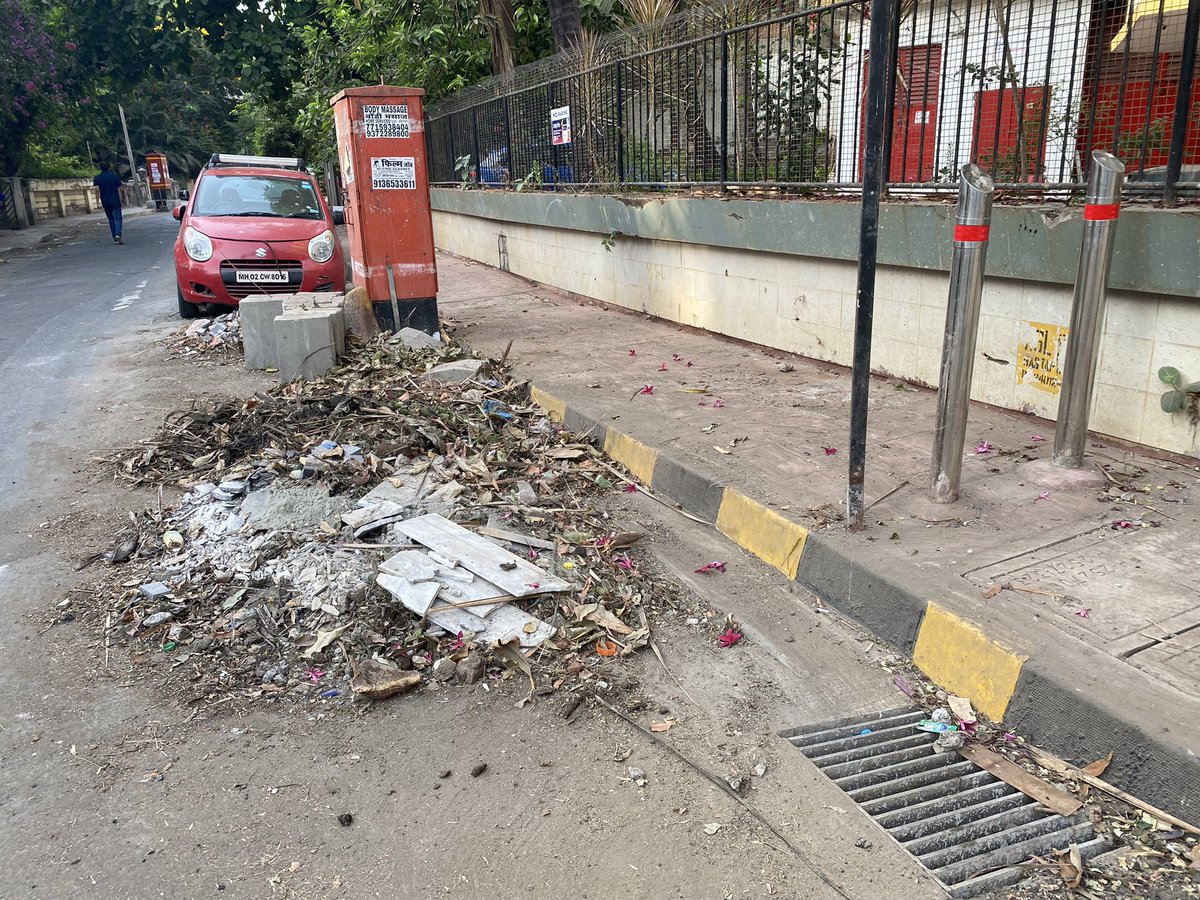 PoojaB1972's tweet photo. Before & after! Thank you @mybmcWardHW @mybmc @MNCDFbombay for having all garden debris/dry waste removed from Veronica rd. Still a few miles to go before we sleep but this is a great improvement from two days ago. 🙏 #keepbandraclean #keepmumbaiclean https://t.co/wcLrZh2FQr
