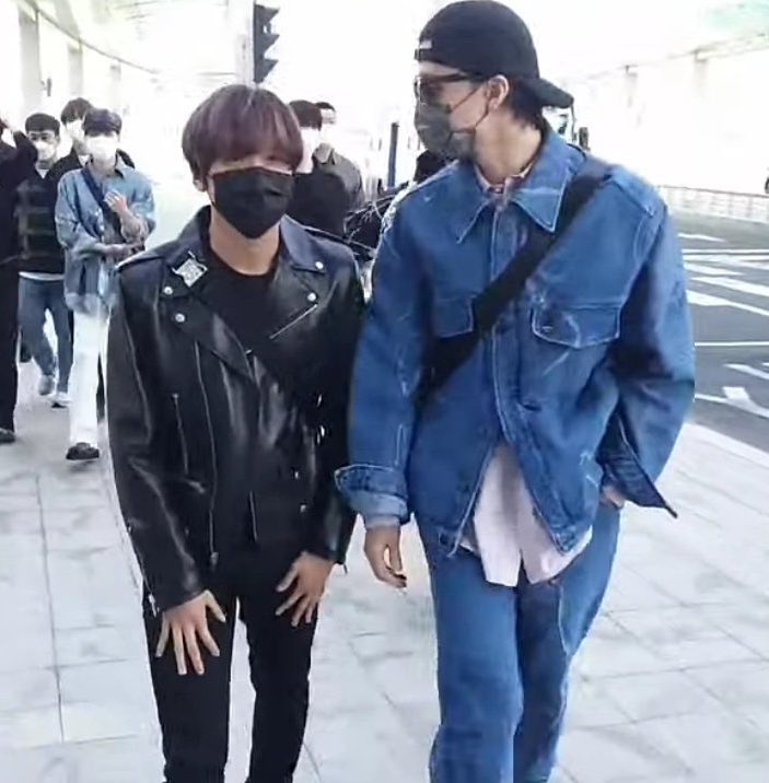 รูปนี้เหมือนพ่อลูกไปทริปเที่ยวต่างประเทศด้วยกันเลย 
: น้องไม่ลืมของไว้ที่บ้านแล้วนะ แล้วพ่อล็อคบ้านหรือเปล่า 
: เด่วค่อยถามแม่ได้มั้ย ก้อเดินออกมาพร้อมพ่อเลยเนี่ย