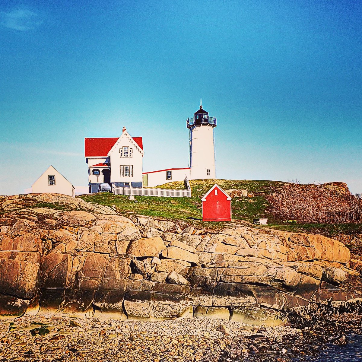 Cagsfour's tweet photo. Beautiful day at Nubble Lighthouse! 
#maine #mainelighthouses #cleanoceans #firstdive https://t.co/ENh5JuePoO