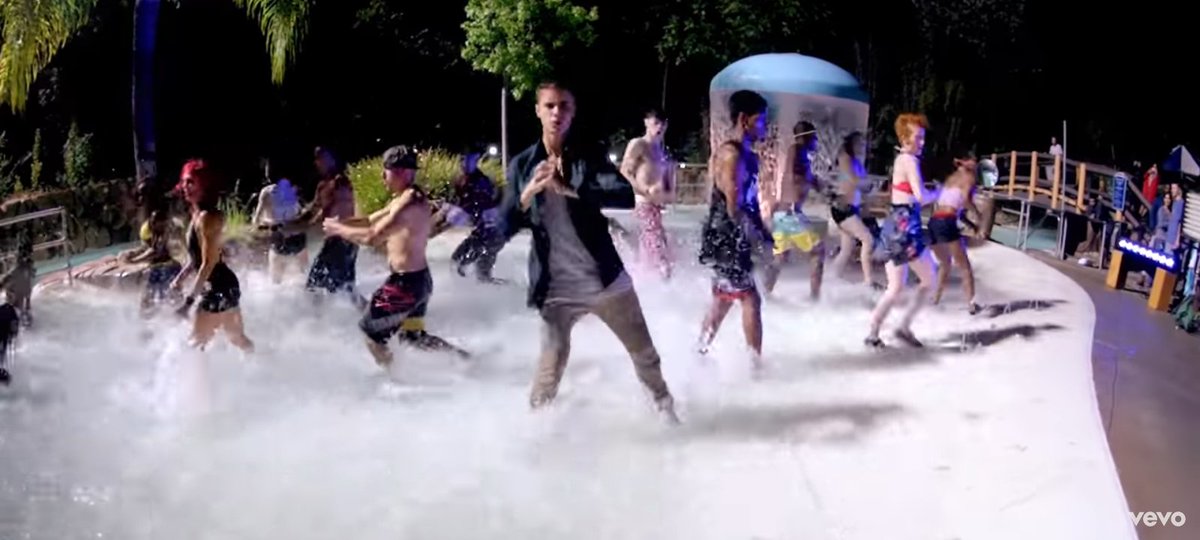 tracklist's tweet photo. Fazendo história em mais um smash bilionário, “Beauty And A Beat”, de Justin Bieber em parceria com Nicki Minaj, se tornou o 11° vídeo do artista a ultrapassar 1 BILHÃO de visualizações no Youtube. https://t.co/AmeAJbKbJt