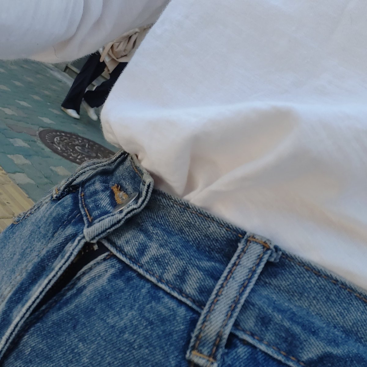 저 오늘은 흰티 청바지 입었어요! 말 걸어주심 간식 드릴게요!!