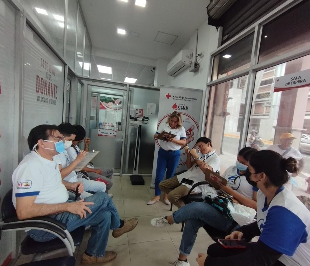 fernove_org's tweet photo. Sabías que cada vez que donas  sangre puedes salvar hasta tres vidas? Hoy junto algunos voluntarios del #Teamfernove donando sangre y plaquetas. #donasangre #salvavidas https://t.co/48I9coObx8