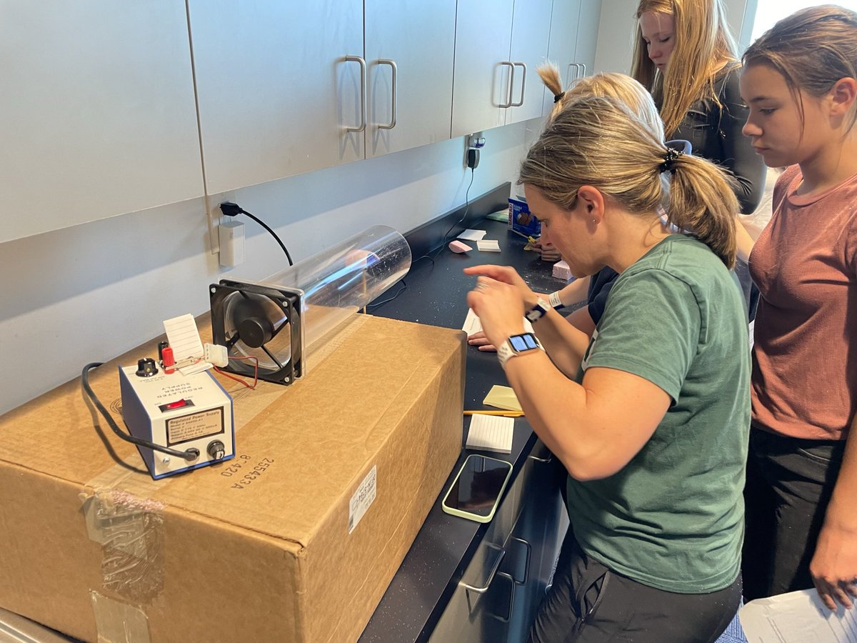 CKMS_Girls's tweet photo. 8th grade girls learn about the physics of flight by making airfoils and testing them in a mini wind chamber. W/@smithscience1 @iFLYDetroit #physics #flight #skydiving #STEM #STEAM https://t.co/B7lijgpows