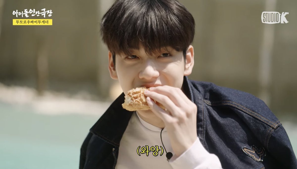 dubaddu_warii's tweet photo. my life                                 me enjoying 
falling apart                        txt’s cb https://t.co/DTLciUbx61