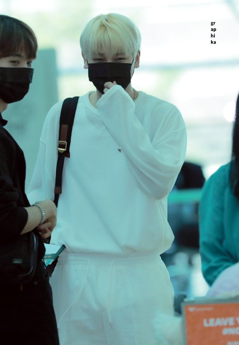 graphika_HG's tweet photo. 220515 출국
강아지보구 귀여워하는 강아지🐶
#한결 #HANGYUL
#BAE173 #비에이이173 #울프한결 https://t.co/tGi5rSmGQ5