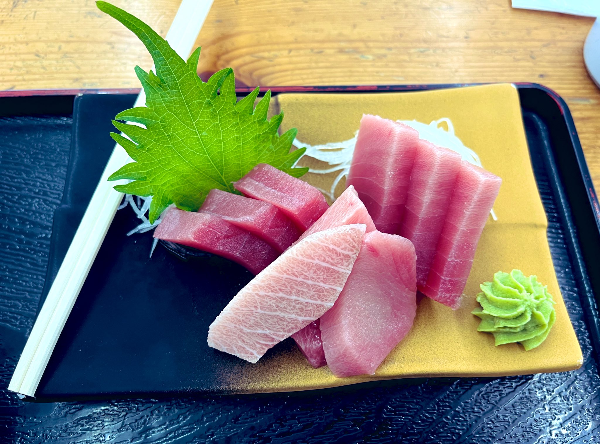 Azo 今日のお昼は焼津の小川港魚河岸食堂の 南まぐろ刺身定食 赤いダイヤ 決して名前で決めたわけでは 新鮮なお刺身ご馳走様でした 他にもラーメンやらうどんやら たくさんメニューがありましたよ 焼津 小川港魚河岸食堂