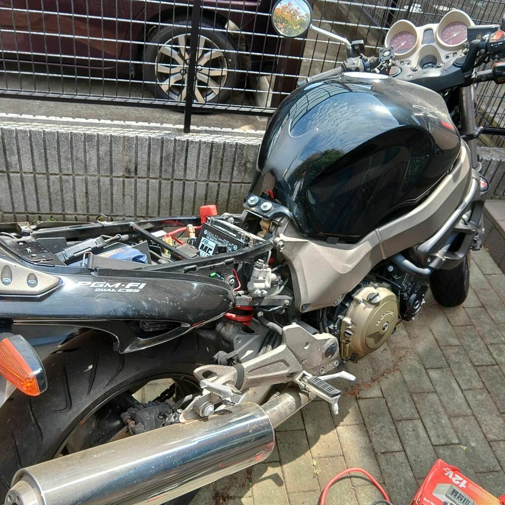 sdkfz167's tweet photo. 久しぶりにエンジンをかけようとしたらセルも回らず。
ぐぬぬ　トリクル充電も限度があるということか。
仕方がないからバッテリを購入するかなぁ

#HONDA #X11 #CB1100SF #SC42 #バイク #motorcycle https://t.co/lilTV4Vlyh