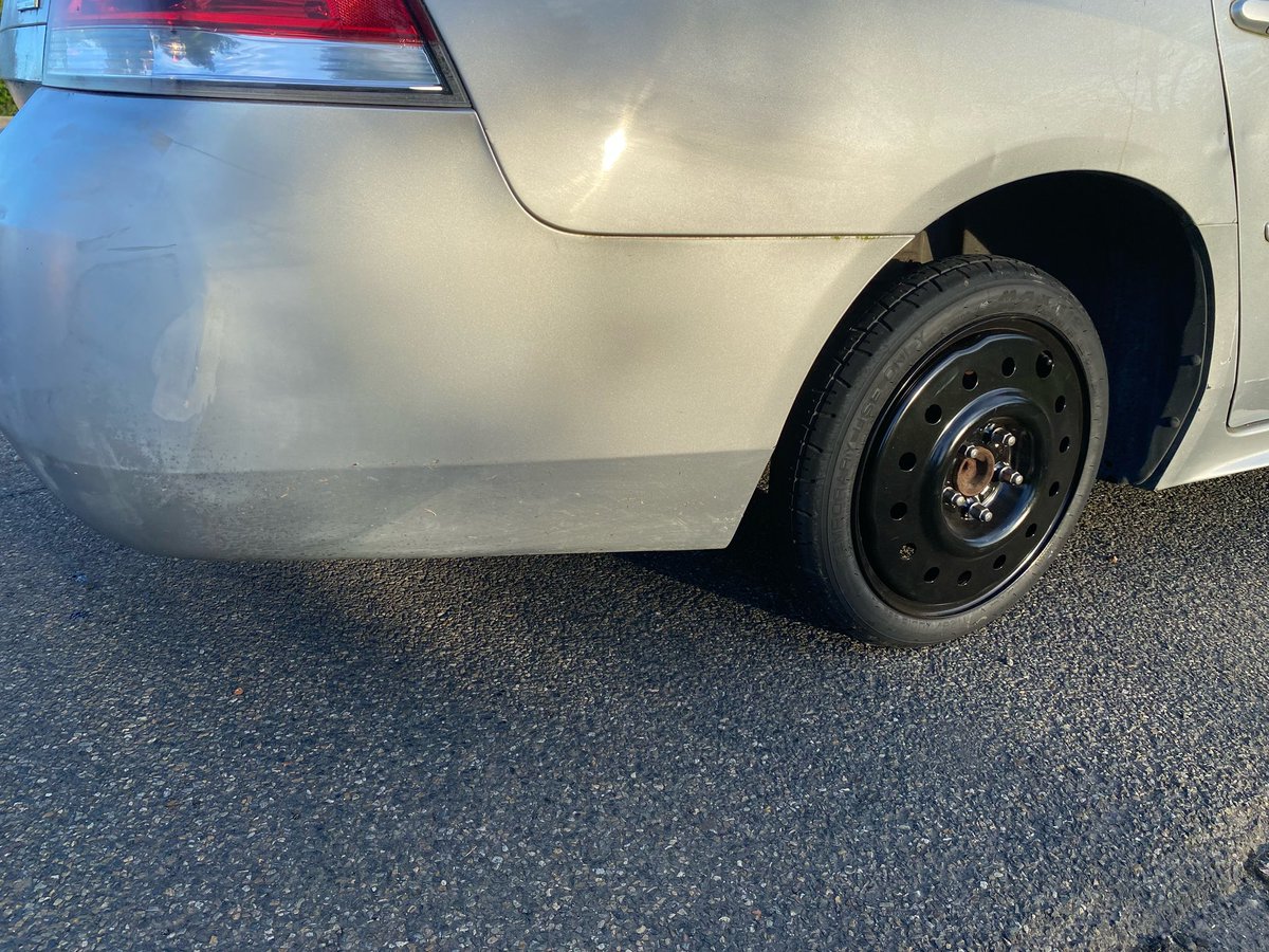 wspd1pio's tweet photo. ⚠️ Trooper York just stopped this car southbound on I-5 at Tumwater Blvd in @ThurstonCounty for going 83 MPH in a 60 MPH zone. 

The speed is one thing ❌ With this 🍩 though?! It is recommended to not drive faster than 50 MPH on most of these tire types! 

#MakeGoodChoices https://t.co/WXK6FQfOOi