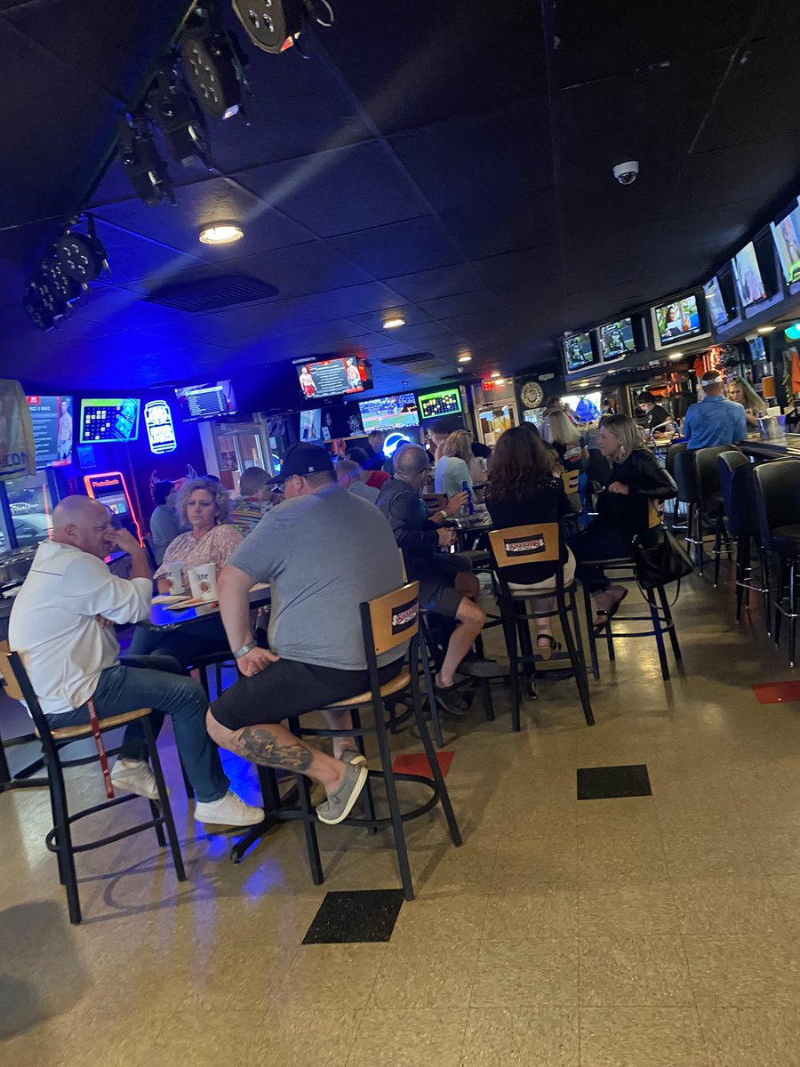 fhhs_football's tweet photo. What an AWESOME night tonight at the first annual Night for New Heights fundraiser! A great turnout, great food, and a whole lot of fun. Thank you to everyone for all their support of this program, and a HUGE thank you to Shakers for hosting! #AllinToWin #FalconStrong #FHPC https://t.co/KBT6Pur0Ag