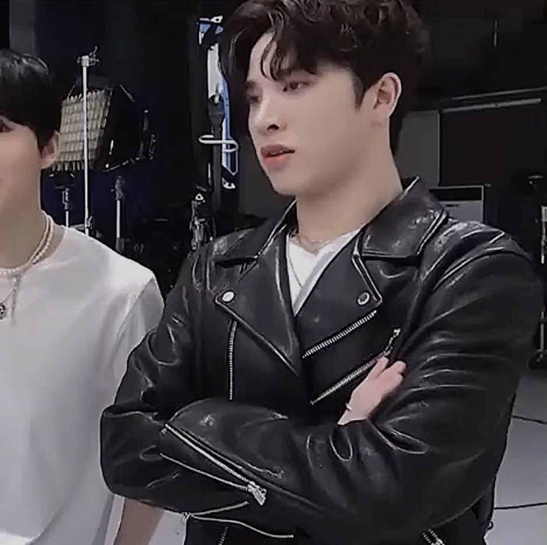 EB0YSJH's tweet photo. EXCUSE ME SIR????????? https://t.co/UZEi304YwH