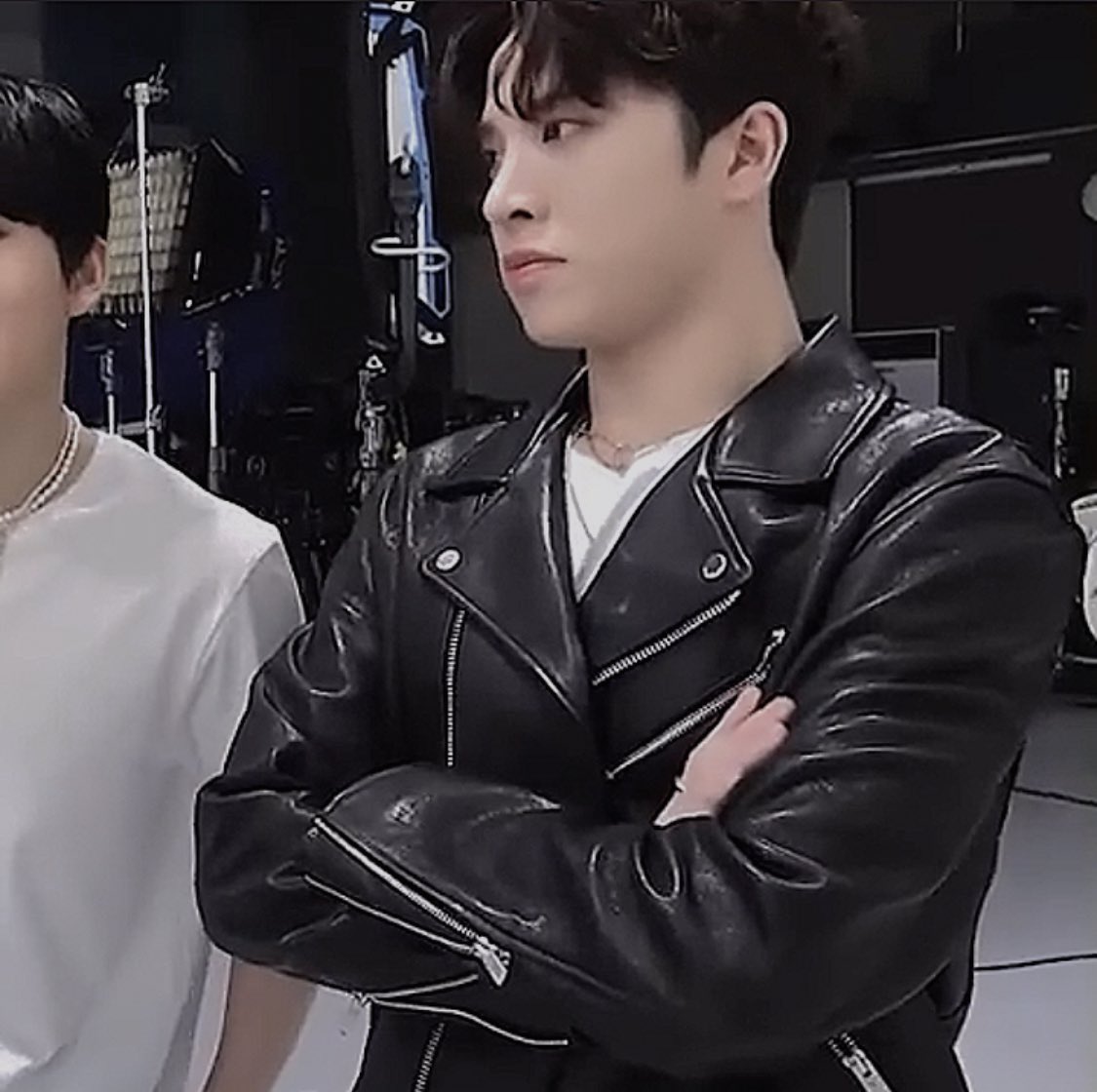EB0YSJH's tweet photo. EXCUSE ME SIR????????? https://t.co/UZEi304YwH