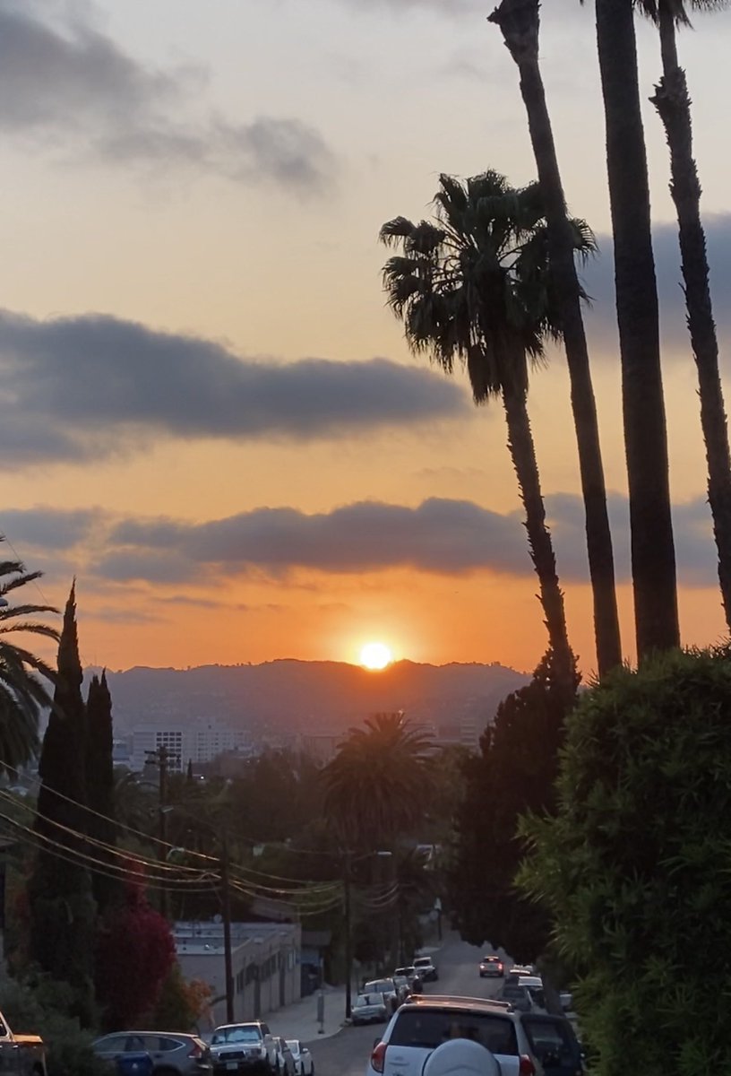 This week was emotionally draining for a lot of us. But this Saturday evening LA sunset definitely reminds us to stop and breathe, enjoy the present, and appreciate all that we do have right now. Give love to others and enjoy the beauty the the earth gives us ❤️ 🌅🌴. #la #sunset