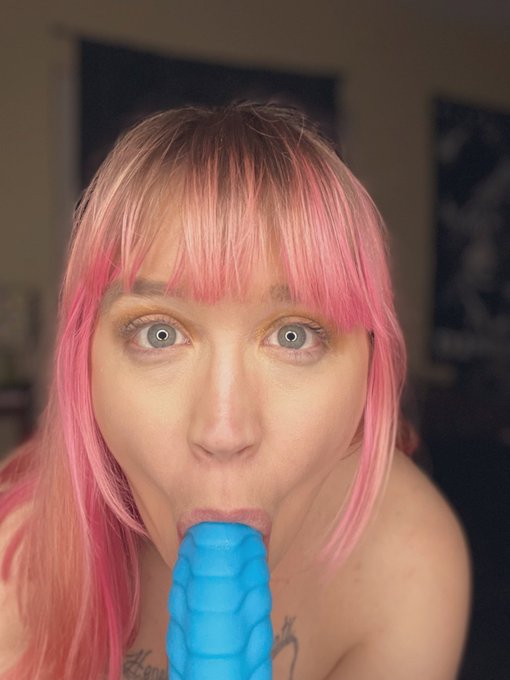 Don&rsquo;t ya wish I could drain you dry?  👅🥵🥵 https://t.co/V2Jyg07CvF