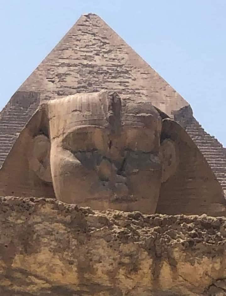 georgia1572007's tweet photo. اذا اغلق ابو الهول عيناه الاثنتين فاليهرع كل جنود الفرعون الى المخابيء ولا يعودون ابدا فإن رع سيعود وسيفنى البشر.
- نقش فرعوني عثر عليه العالم السويدي "جون كلود" عام ١٩٠٨م مكتوب على جدران معبد التعاون في الطالبية!

فى حدث فريد من نوعه
ابو الهول عيونة مغمضة .. https://t.co/a1ucpgIoJ1