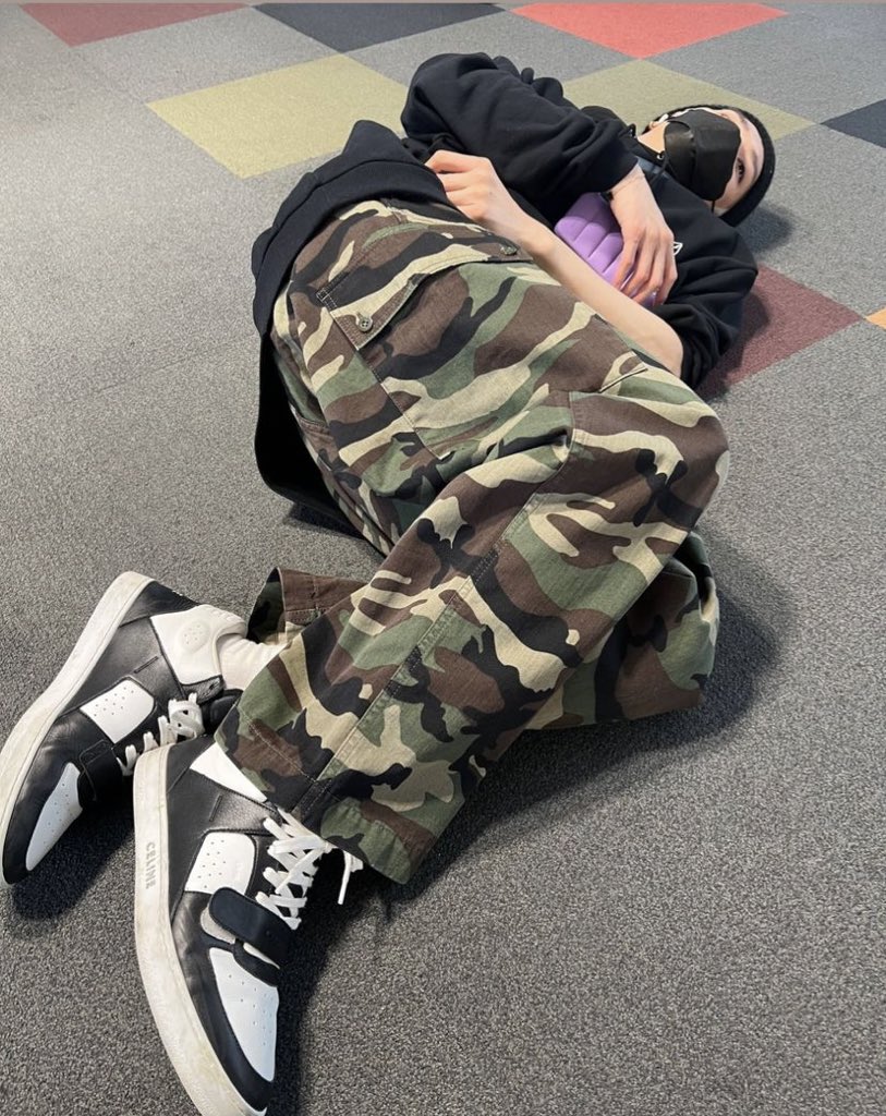 jungwooyy's tweet photo. ไอดอลเกาหลีนอนบนพื้นสนามบิน???55555555555555ติดดินมาก ชอบอะ https://t.co/bdMKibcXyN