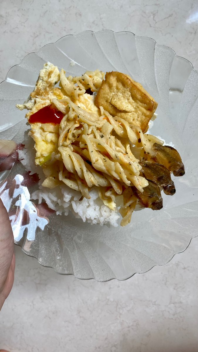 kpuspaseruni's tweet photo. @nessiejudge Nasi dengan carbonara pun ku baru lihat, ada ikan asinnya juga. This is real, on my mom plate this morning https://t.co/3tpza0VqcX