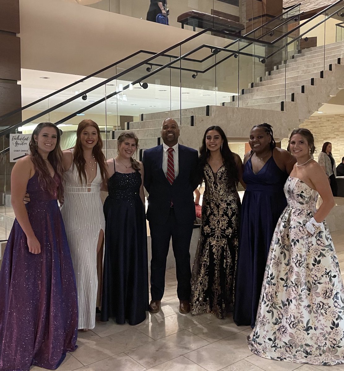 TMHSGBB's tweet photo. The Sensational Six
Beautiful Ballers 🏀

#Prom2022 https://t.co/DUgBZ8f1Mu