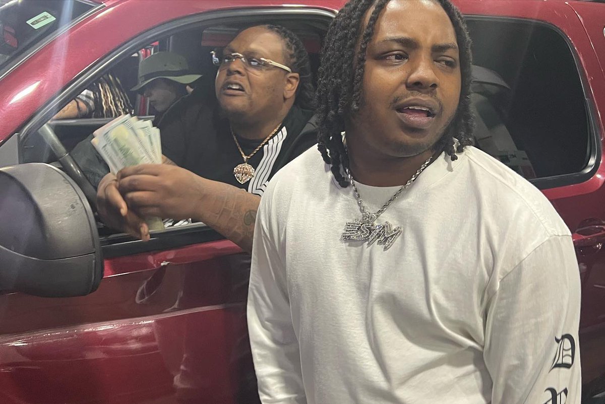 Es7mFatz's tweet image. Like a Nigga don’t dance 🕺🏾
But he make moves 🫡
#longlivenate #longliveTay #es7mfatz 
#trending #viral #explore